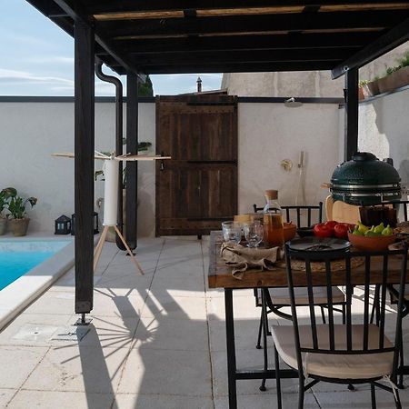 Blacksmith'S House - Rental House With Heated Pool Posedarje Eksteriør bilde
