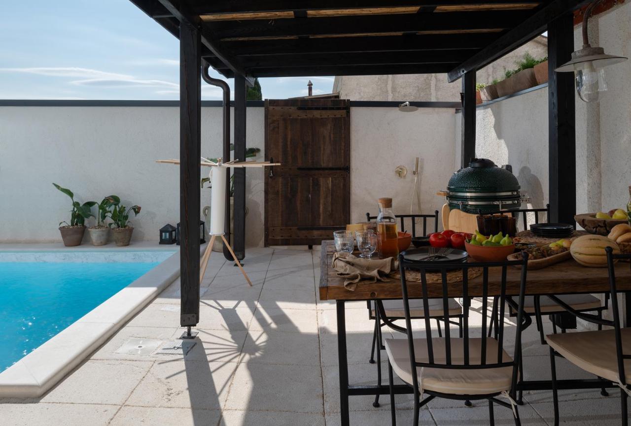 Blacksmith'S House - Rental House With Heated Pool Posedarje Eksteriør bilde